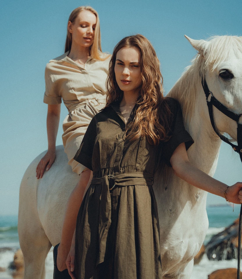 Duas modelos posando com cavalo branco em ensaio fotográfico de cavalgada em Florianópolis.